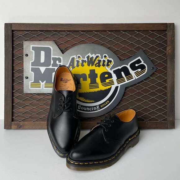 Dr. Martens Shoes - Vintage Dr. Martens England Point Toe Black Leather Ballerina Oxfords UK 6